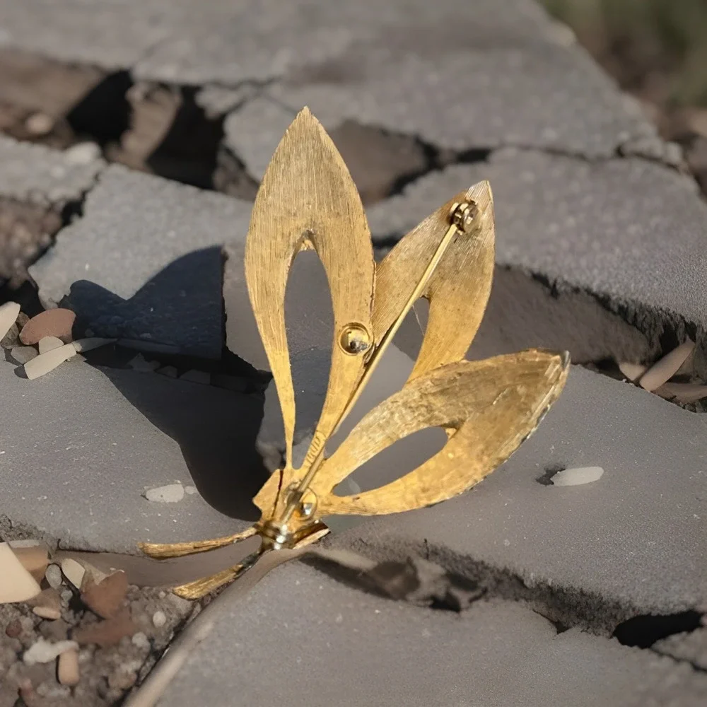 Capri‎ Vintage Gold Tone Rhinestone Brooch Pin